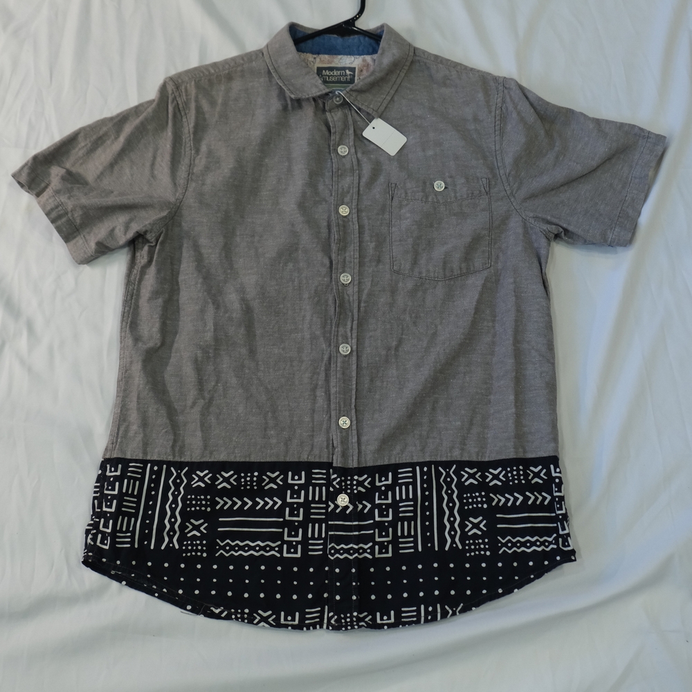 90's/00's  Modern Amusement Short Sleeve Button-Up Shirt with Geometric Hem